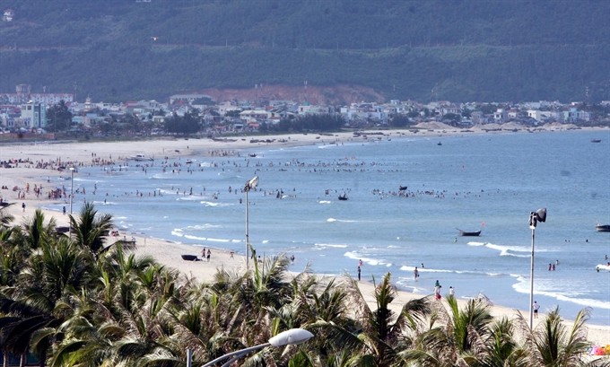 A view of Mỹ Khê beach, central Đà Nẵng Province. Việt Nam must maintain macro-economic stability for sustained development, Prime Minister Nguyễn Xuân Phúc said at a legislature session in Hà Nội yesterday. (Photo: VNA/VNS)